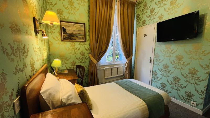 Single Room with Street View image 4