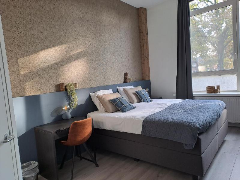 Deluxe Room image 3