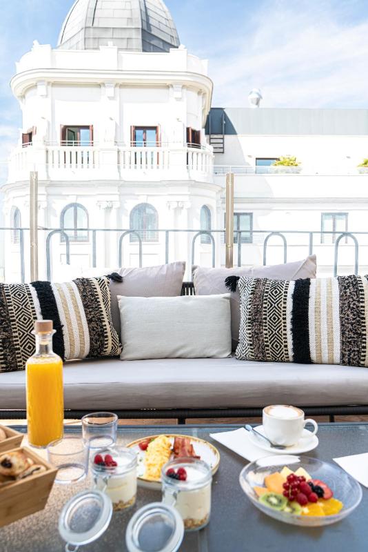 Premier Double Room image 4