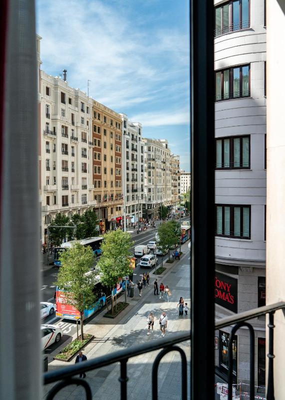 Double Room with Gran Via Views image 4