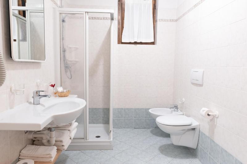 Standard Triple Room image 4