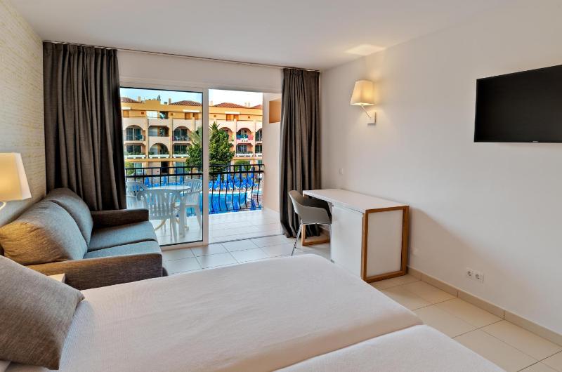Twin Room with Pool View image 1