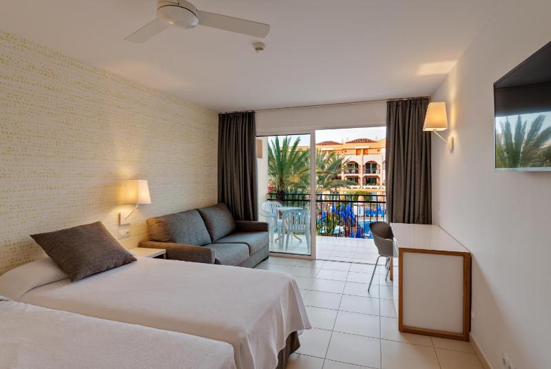 Twin Room with Pool View image 3