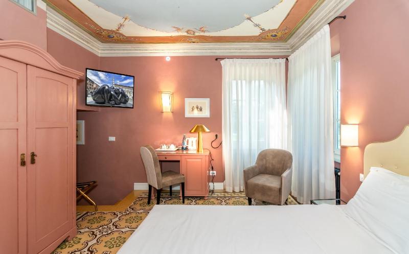 Deluxe Double Room image 1
