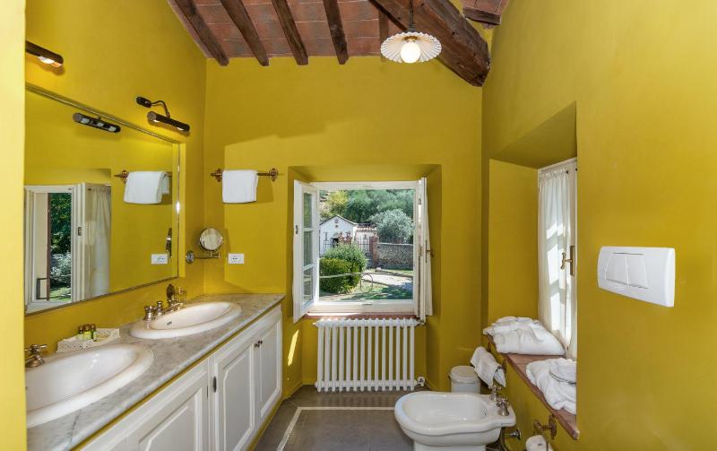 Deluxe Double Room image 2