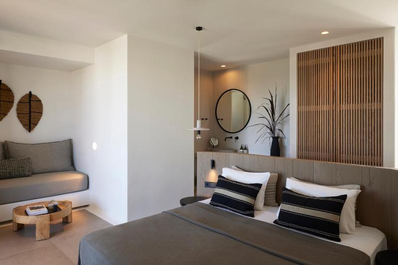 Junior Suite with Pool View image 3
