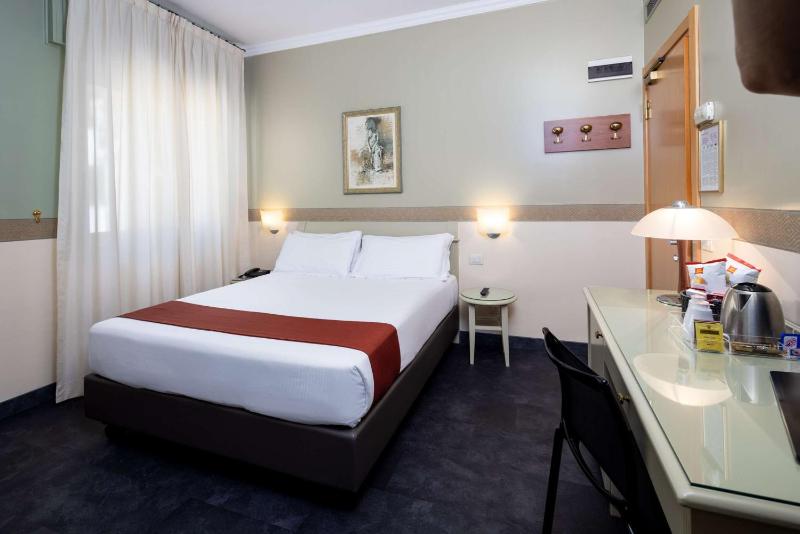 Standard Double Room image 3