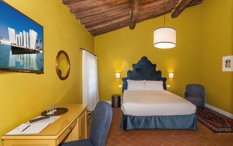 Classic Double Room with View image 3