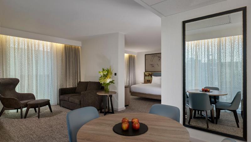 One-Bedroom King Suite with City View image 1