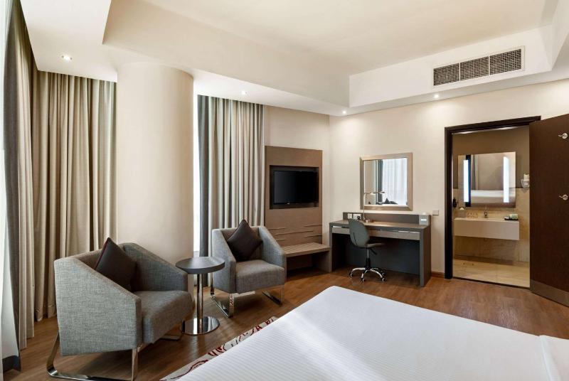 1 King Bed, Mobility Accessible Room, Walk-In Shower, Non-Smoking image 1
