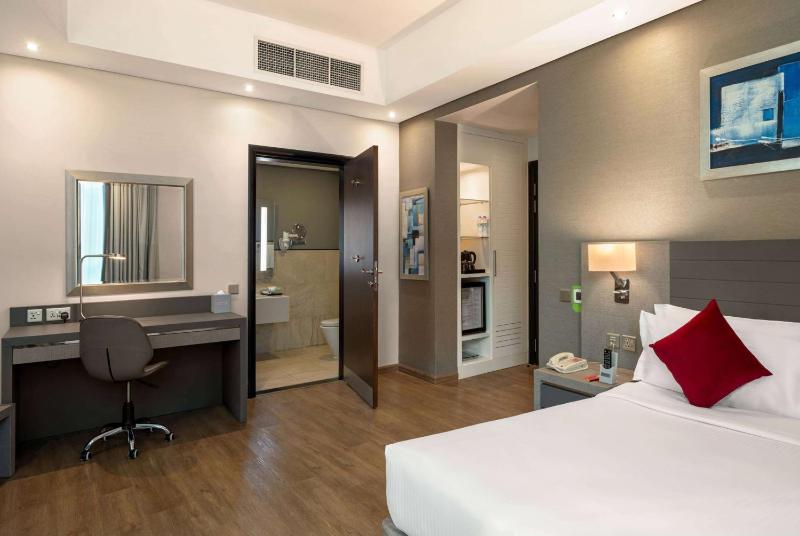 King Room with Mobility Access and Walk-In Shower - Smoking image 1