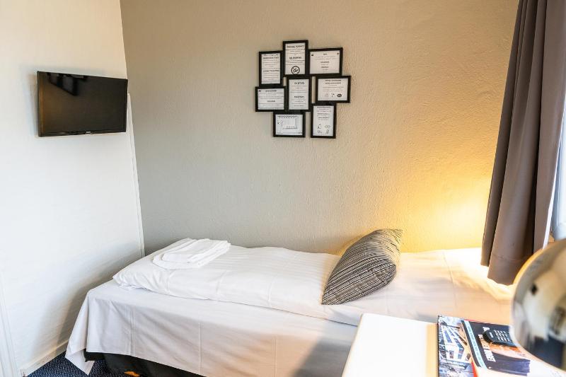 Single Room image 3