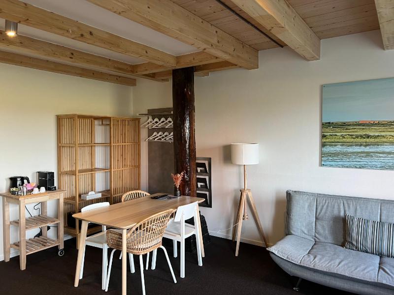 Double Room with Extra Bed image 4