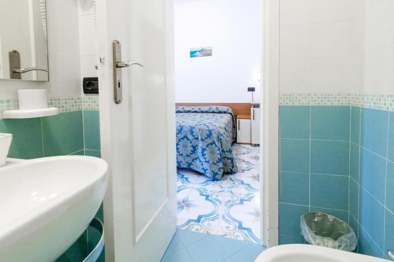 Economy Double Room image 4