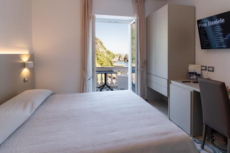 Superior Double Room with Sea View image 2