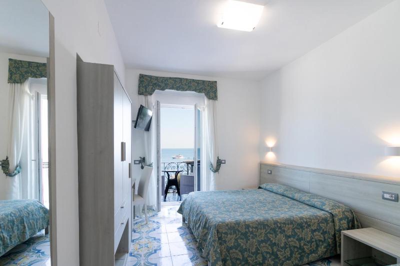Superior Double Room with Sea View image 1