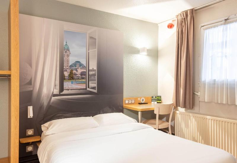 Double Room image 3