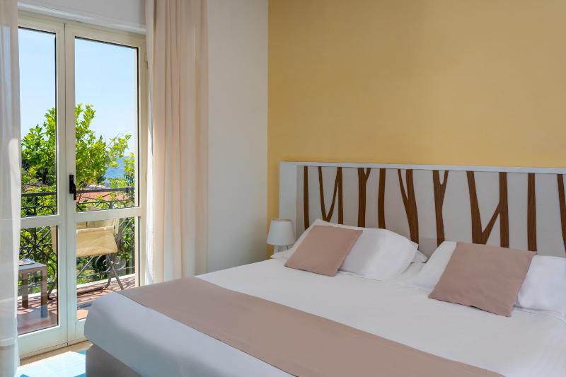Double or Twin Room with Partial Sea View image 4