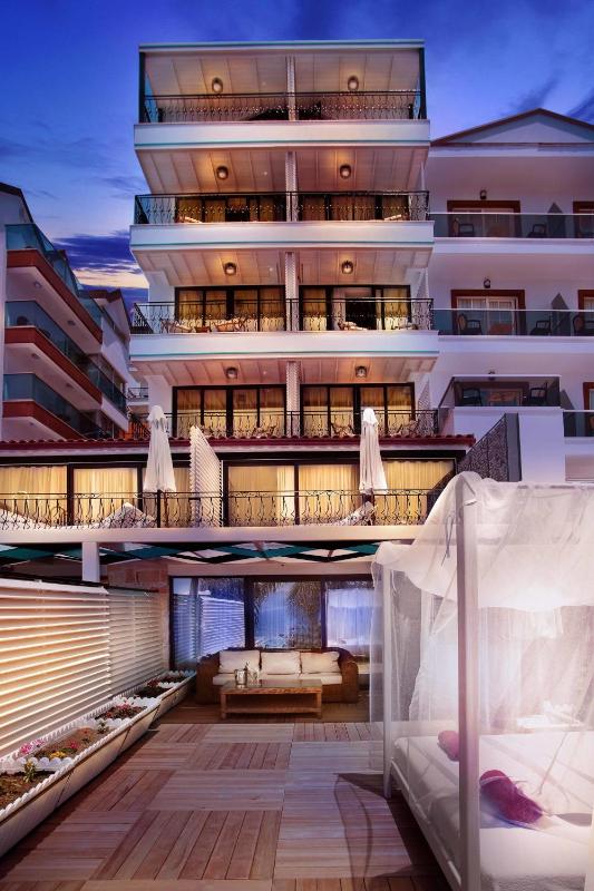 Nur Beach Hotel - image 1