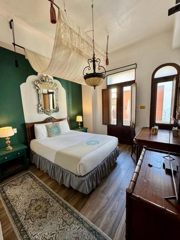 Deluxe Queen Room image 1