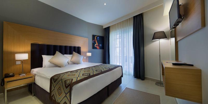 1 Double 1 Twin Beds Superior Room image 2