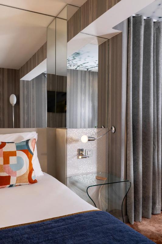 Deluxe Double Room with Balcony image 4