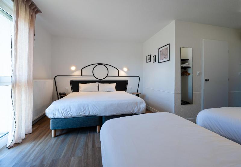 1 Double Bed 2 Single Beds image 4