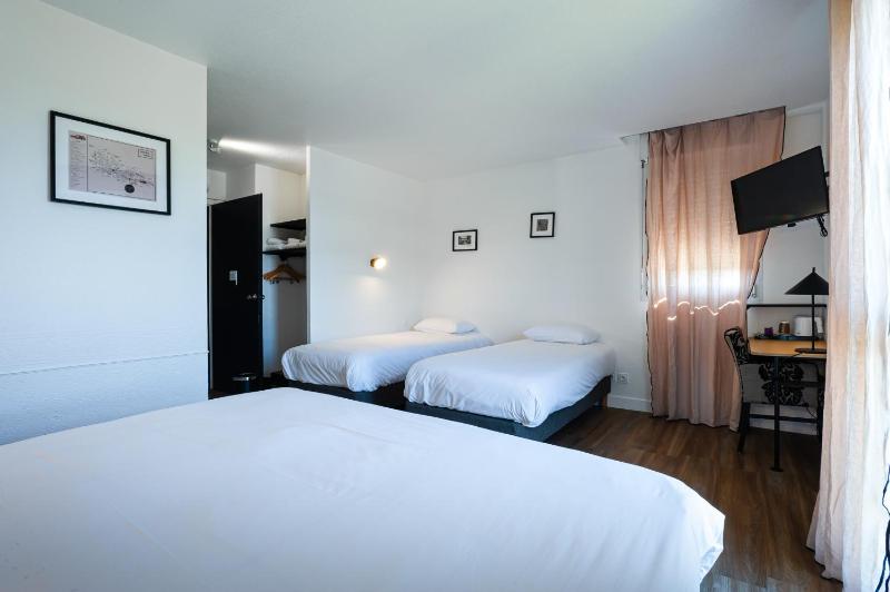 1 Double Bed 2 Single Beds image 2