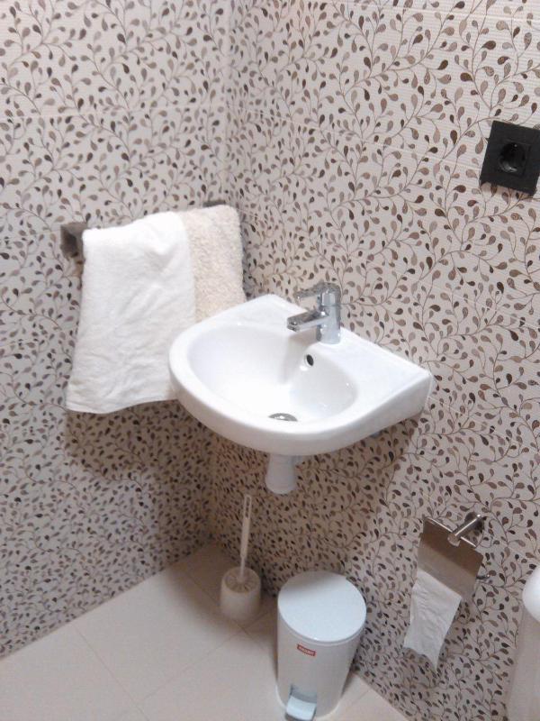 Single Room with Private Bathroom and no window image 4
