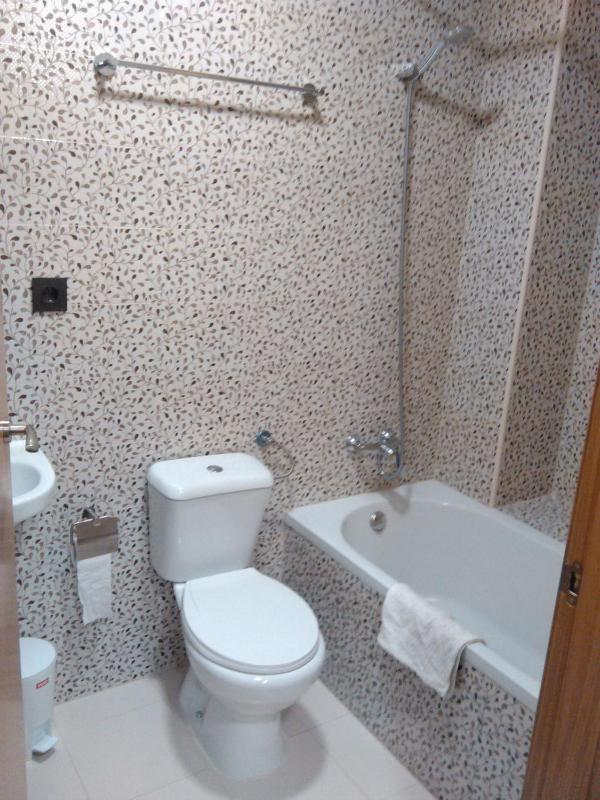 Single Room with Private Bathroom and no window image 3