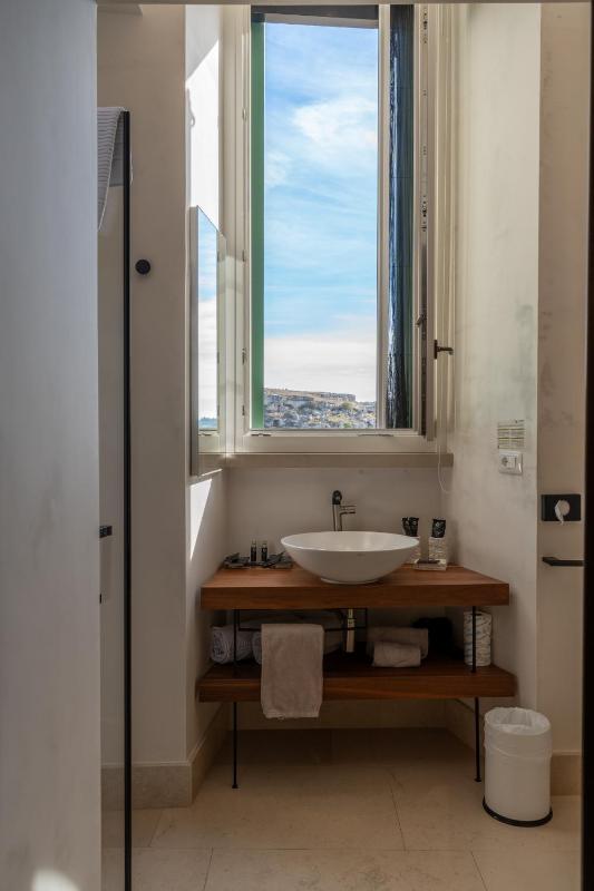 Queen Suite image 3