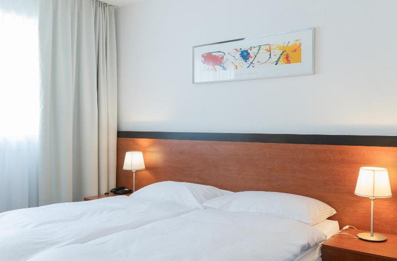 Twin Room image 2