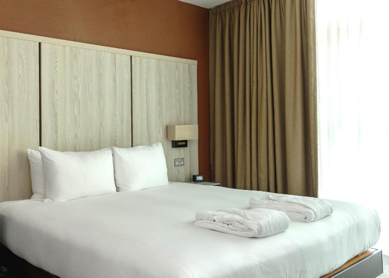 Deluxe Queen Room with View image 3