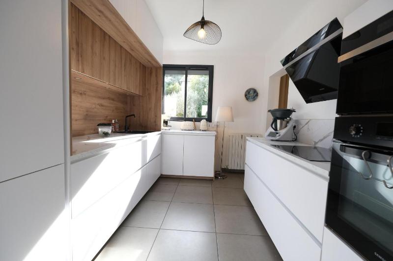 Beautiful vacation rental with private pool in the heart of the city of Avignon sleeps 8. - image 10