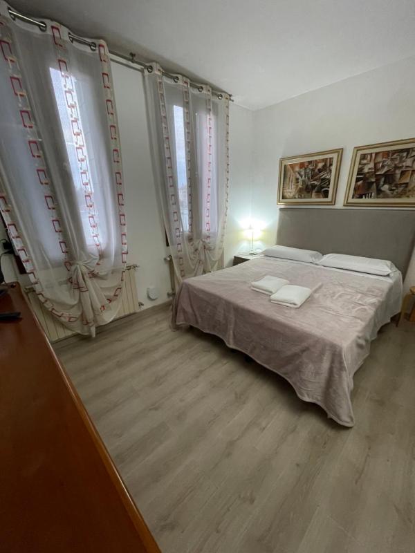 King Room Sea View with Shared Bathroom image 4