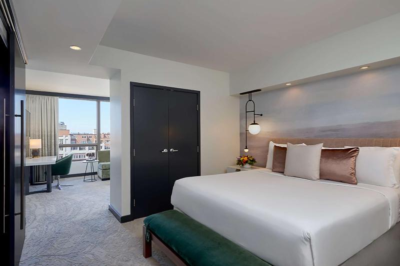 Deluxe Junior King Suite with Water View image 1