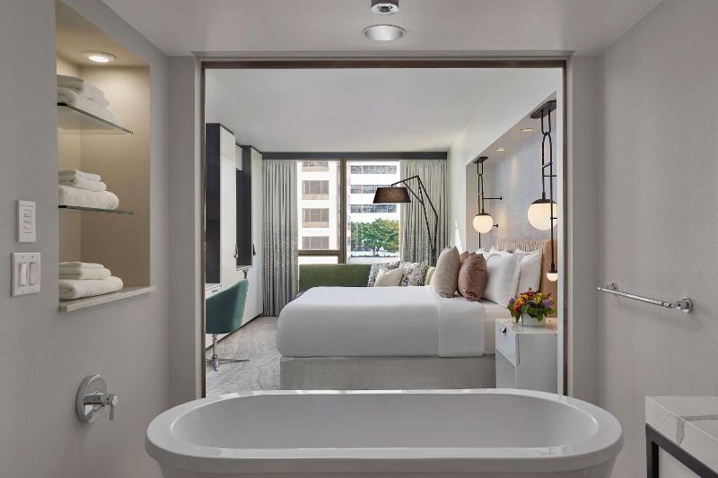 Deluxe King Room image 3