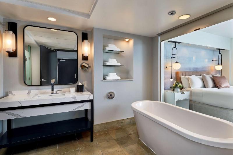 One-Bedroom Executive King Suite image 2