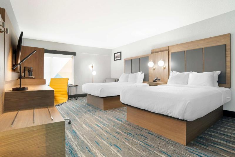 Queen Room with Two Queen Beds and Roll-In Shower - Disability Access/Non-Smoking image 1