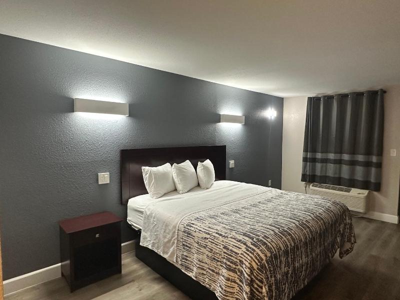 Deluxe King Room - Non-Smoking image 3