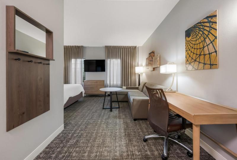 Queen Studio Suite image 3