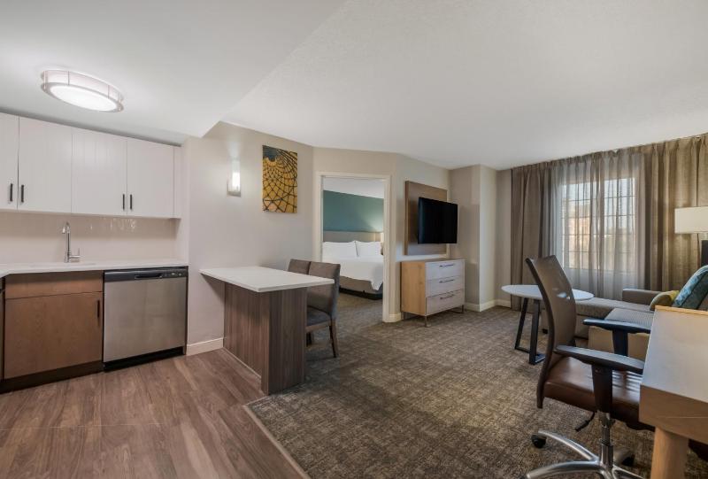 One-Bedroom King Suite with Sofa Bed image 2
