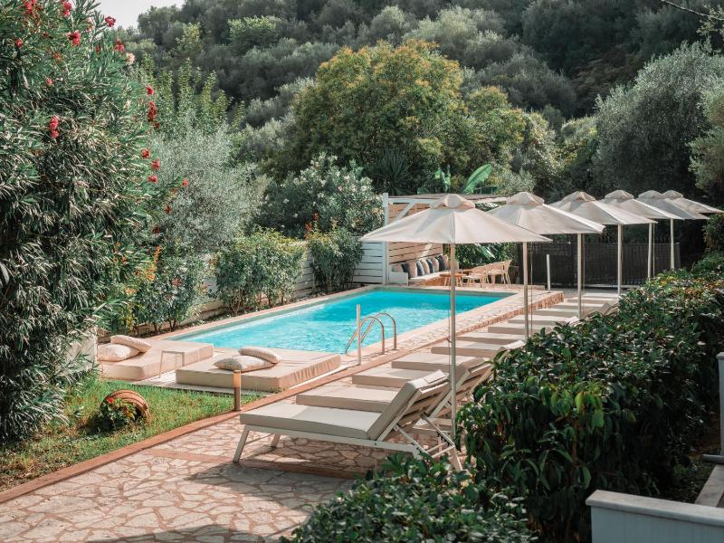 Studio with Pool View image 2