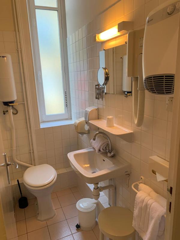 Single Room with Street View image 2