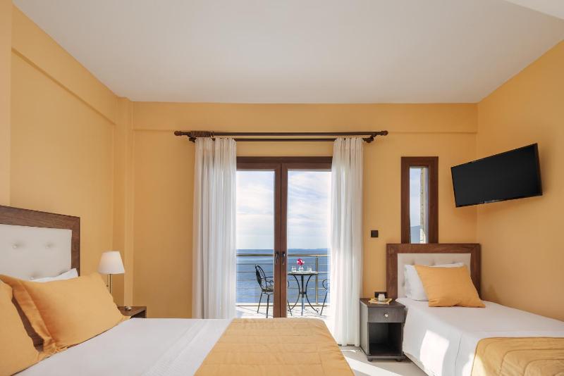 Deluxe Room with Balcony and Sea View  image 1