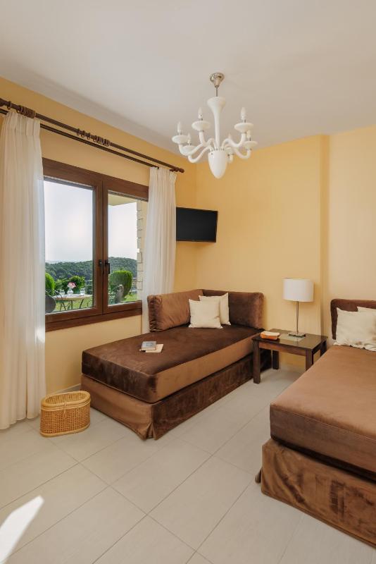 One-Bedroom Suite with Patio and Sea View image 4