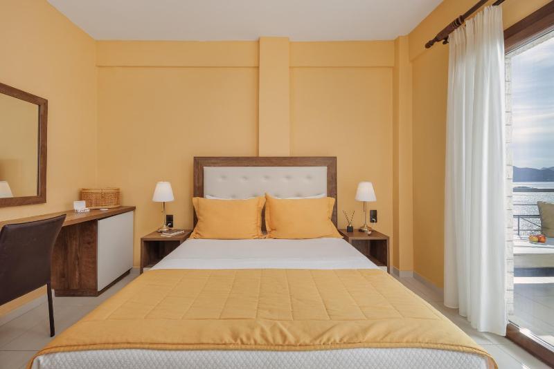 Deluxe Room with Balcony and Sea View  image 4