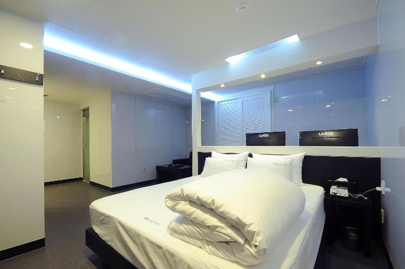 WA Hotel - image 13