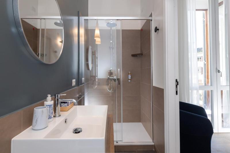 Double Room with Balcony image 4