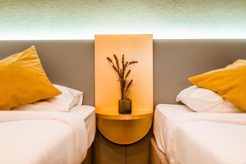 Economy Twin Room image 3